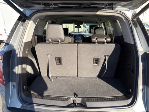 Used 2023 GMC Acadia SLT image 16