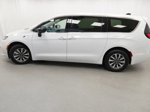 Used 2024 Chrysler Pacifica Limited FWD image 15