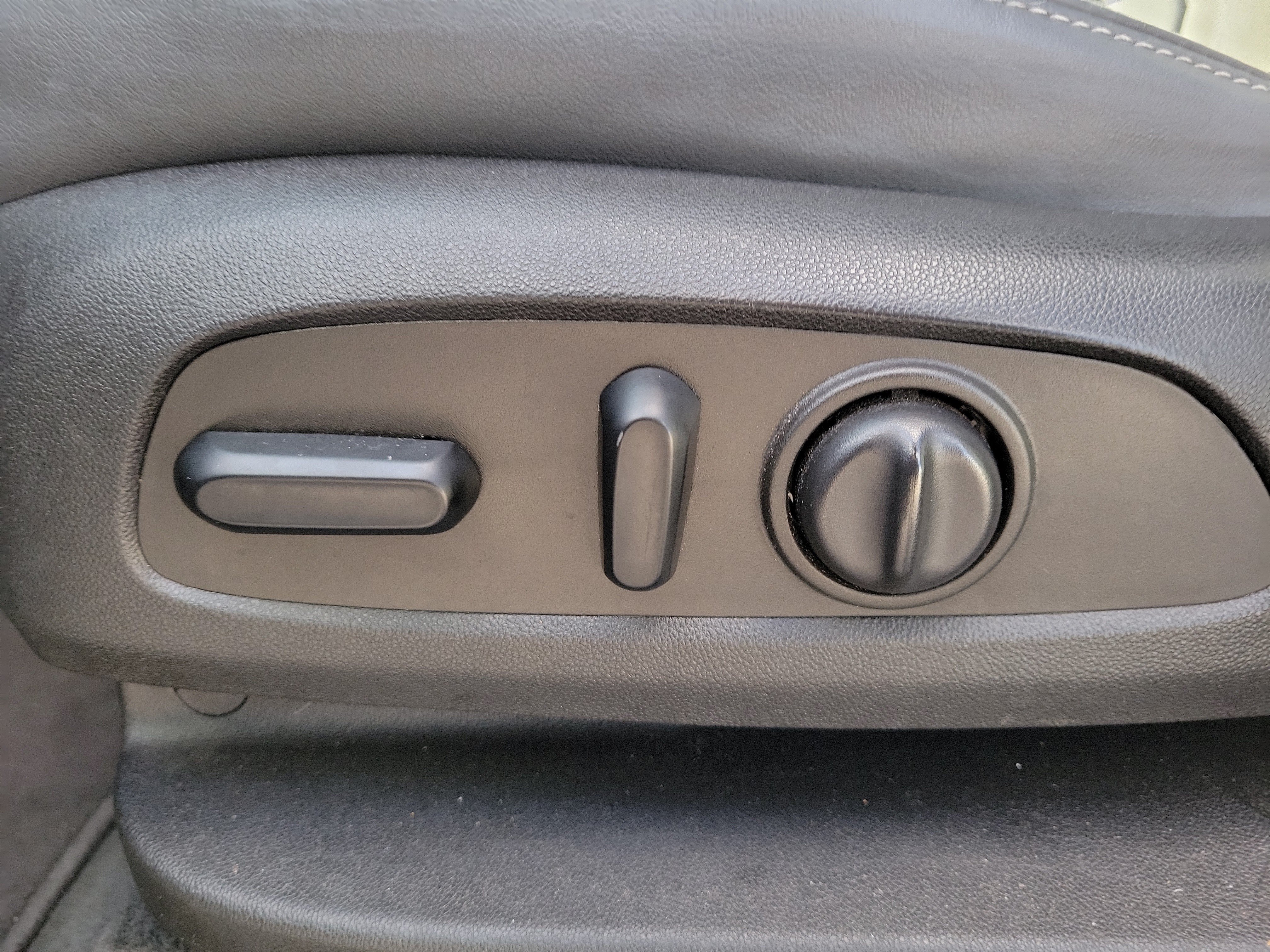 Used 2021 Buick Enclave Essence w/ Sound and Sites Package FWD image 15