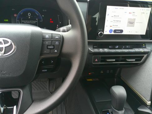 Used 2025 Toyota Camry LE image 21