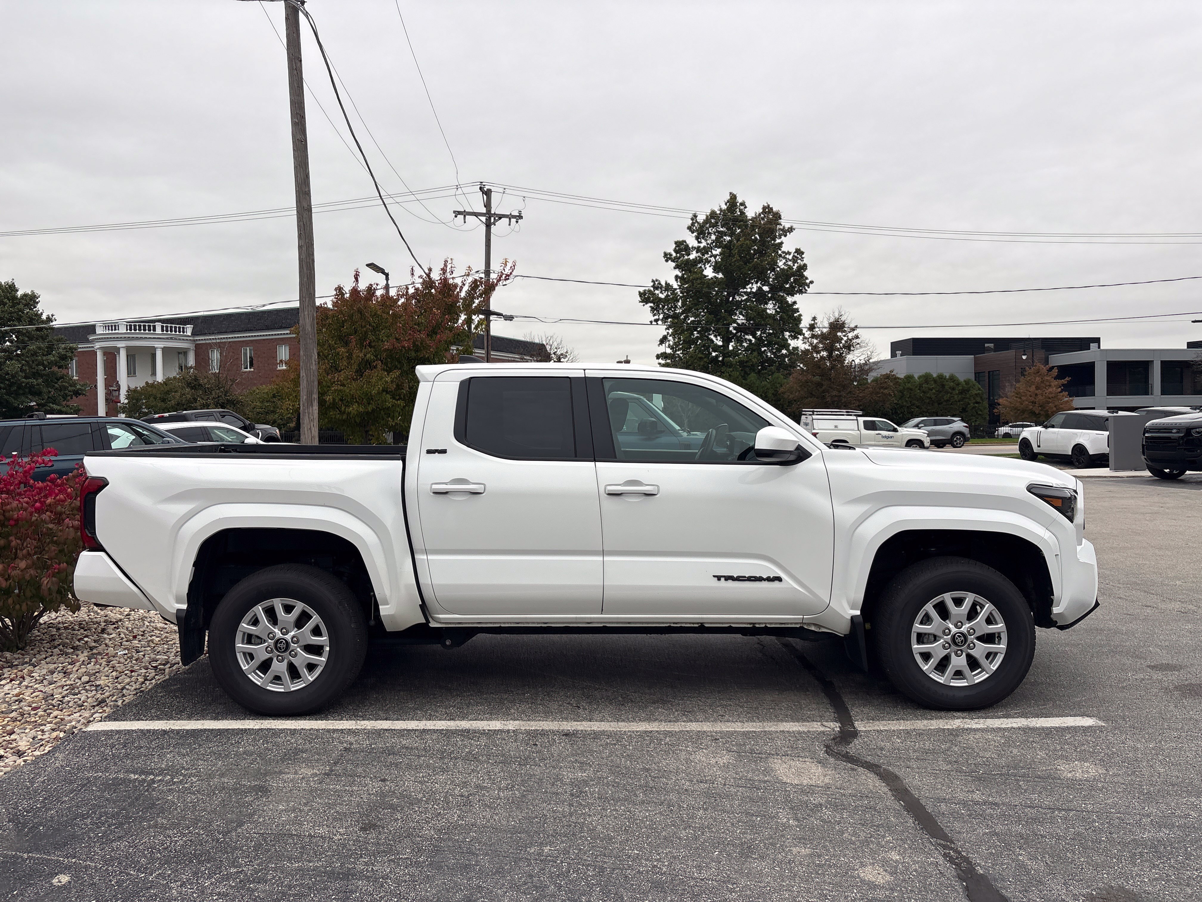 Used 2025 Toyota Tacoma SR5 AWD/4WD image 7