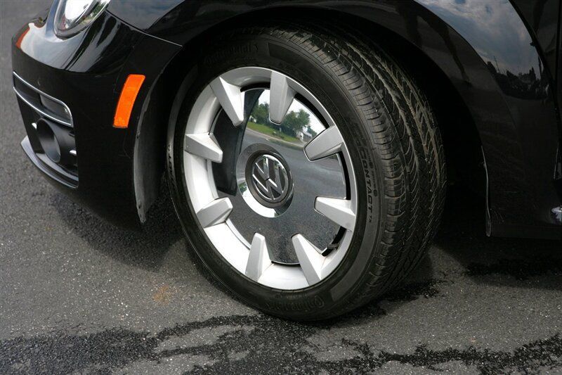 Used 2019 Volkswagen Beetle 2.0T SE w/ SE Premium Package FWD image 3