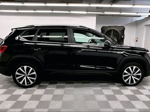 Used 2023 Volkswagen Taos SE w/ Panoramic Sunroof Package FWD image 15