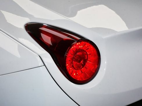 Used 2013 Ferrari California image 94