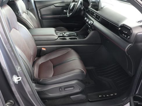 Used 2025 Honda Pilot Black Edition image 27