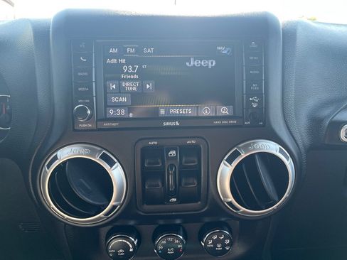 Used 2017 Jeep Wrangler Unlimited Sahara w/ Connectivity Group AWD/4WD image 12