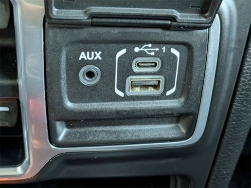 Used 2018 Jeep Wrangler Unlimited Sahara image 19