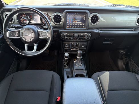 Used 2022 Jeep Wrangler Unlimited Sahara AWD/4WD image 2