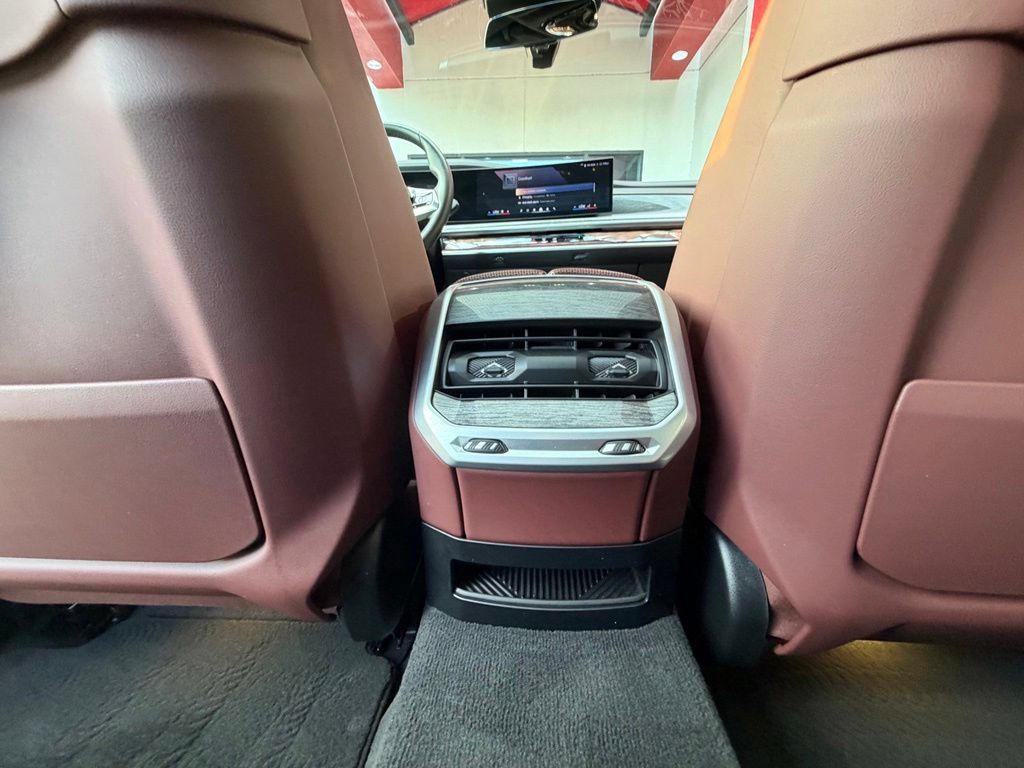 Used 2023 BMW i7 xDrive60 AWD/4WD image 33