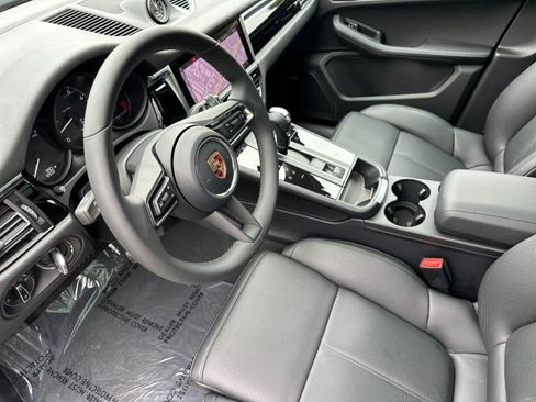 Certified 2026 Porsche Macan AWD/4WD image 4