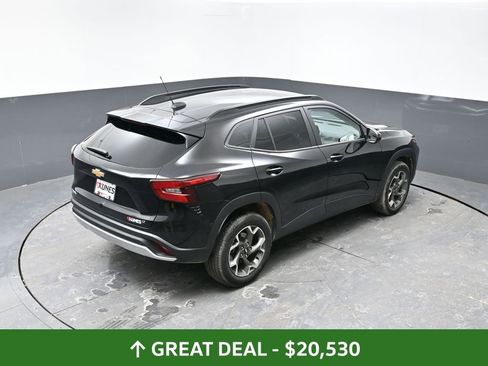 Used 2025 Chevrolet Trax LT image 40