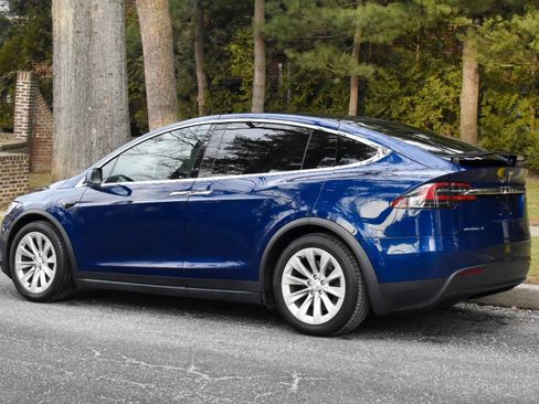 Used 2018 Tesla Model X 75D image 6