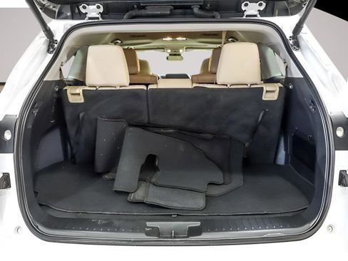 Used 2024 Toyota Highlander XLE image 24