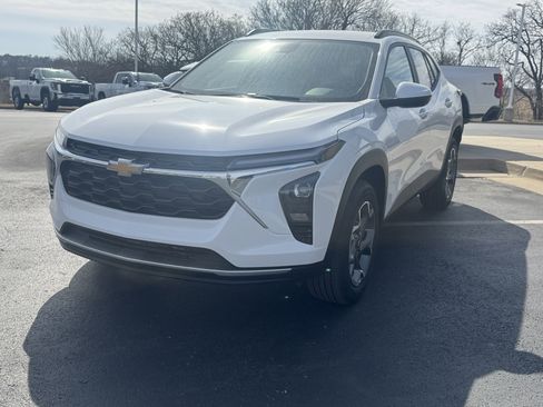 New 2026 Chevrolet Equinox LT w/ Convenience Package II image 2