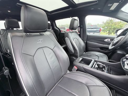 Used 2025 Chrysler Pacifica Limited FWD image 27