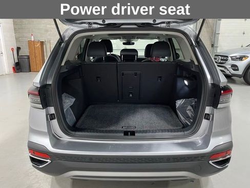 Used 2025 Volkswagen Taos SE image 17