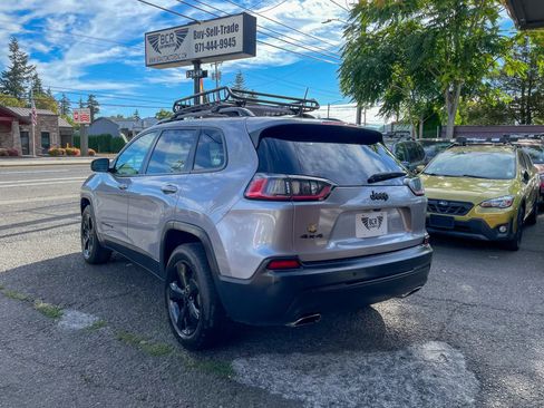 Used 2019 Jeep Cherokee Latitude Plus AWD/4WD image 2