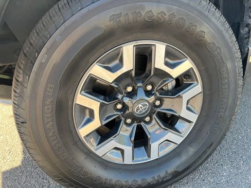 Used 2023 Toyota Tacoma TRD Off-Road w/ Advanced Technology Package AWD/4WD image 11