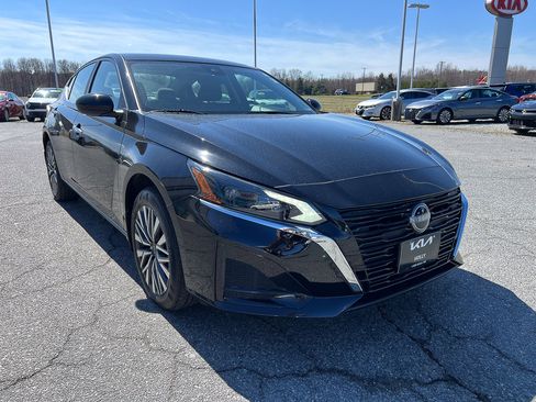 Used 2024 Nissan Altima 2.5 SV w/ SV Premium Package image 9