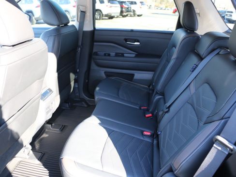 Used 2025 Nissan Pathfinder Platinum w/ Cargo Package image 31