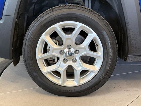 Used 2018 Jeep Renegade Latitude w/ Cold Weather Group image 27