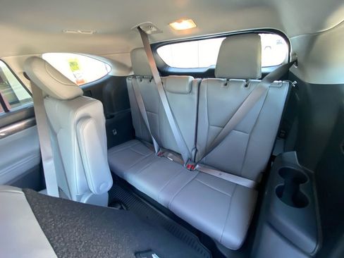 Used 2025 Toyota Highlander Limited AWD/4WD image 29
