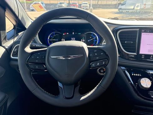 Used 2023 Chrysler Pacifica Touring-L w/ S Appearance Package FWD image 15