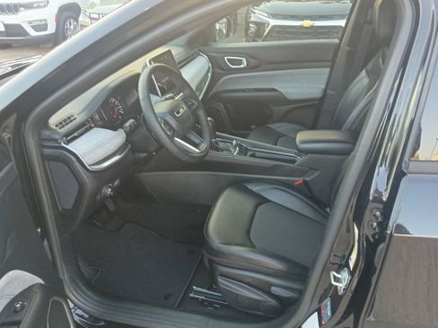 Used 2025 Jeep Compass Latitude AWD/4WD image 4