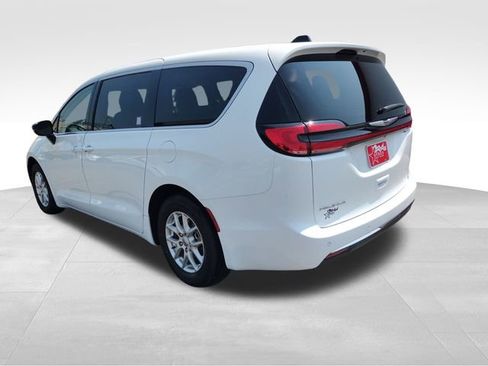 Used 2024 Chrysler Pacifica Touring-L image 4