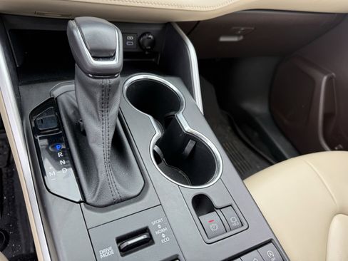 Used 2022 Toyota Highlander XLE image 11