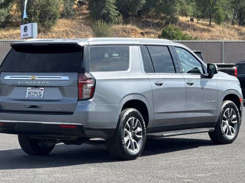 Used 2022 Chevrolet Suburban LT w/ Luxury Package AWD/4WD image 3