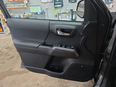 Used 2017 Toyota Tacoma TRD Sport AWD/4WD image 29