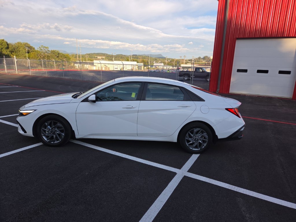 Certified 2024 Hyundai Elantra SEL FWD image 4