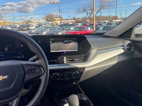 Used 2025 Chevrolet Trax LT image 17