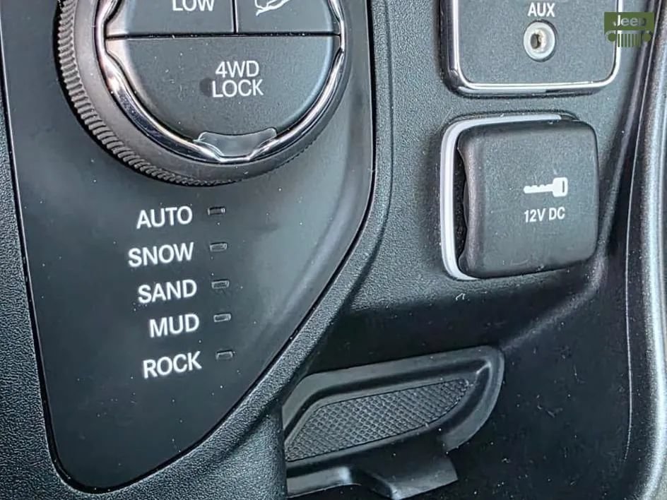 Used 2018 Jeep Compass Trailhawk w/ Leather Interior Group AWD/4WD image 19