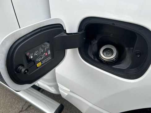 Used 2021 RAM 1500 Big Horn image 9