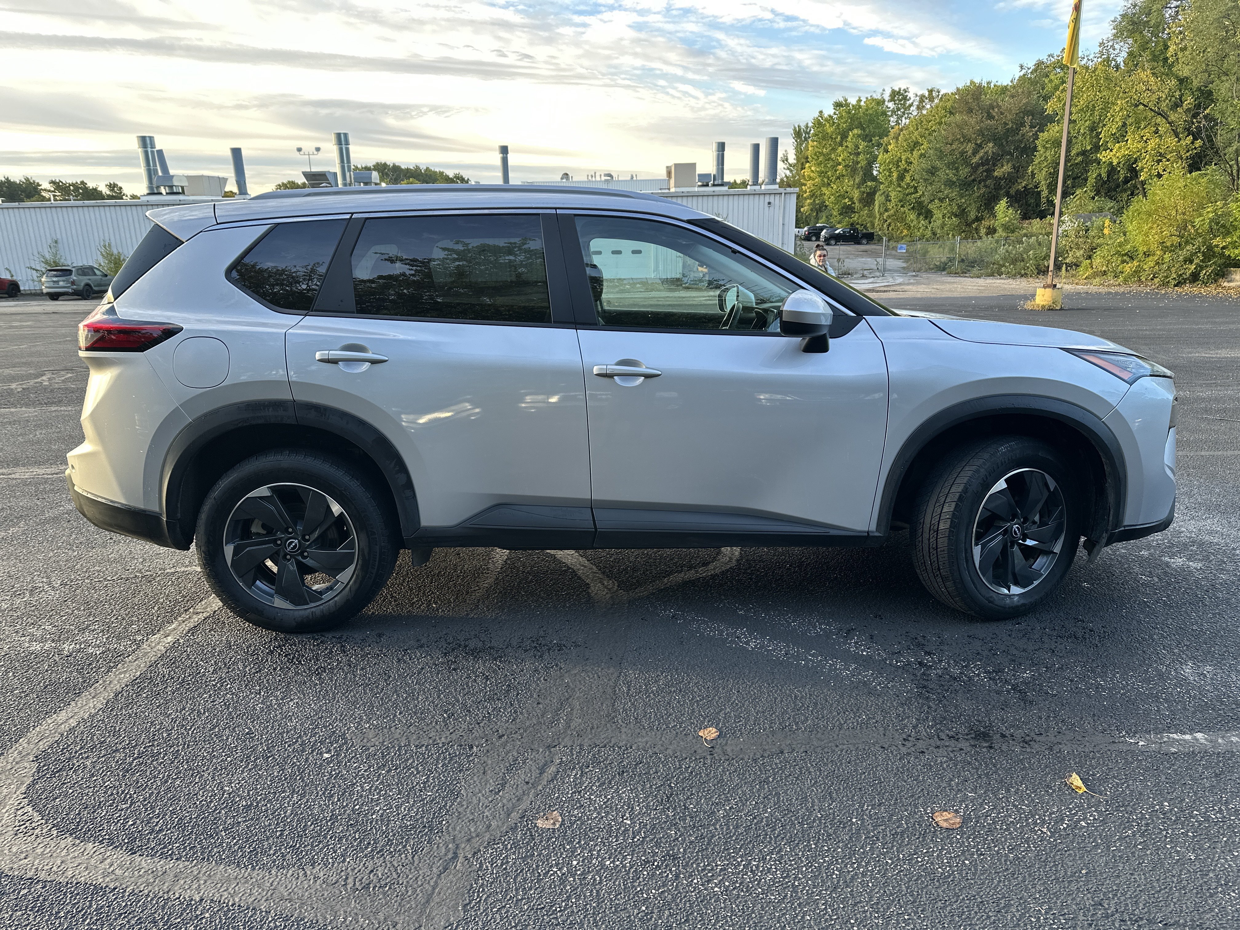 Used 2024 Nissan Rogue SV w/ SV Premium Package AWD/4WD image 8