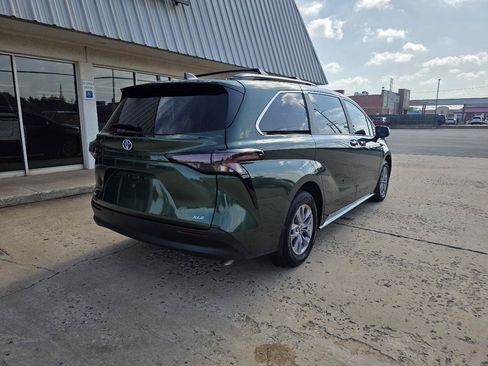Used 2025 Toyota Sienna XLE FWD image 8