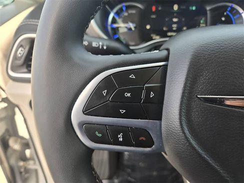 Used 2023 Chrysler Pacifica Touring-L image 20