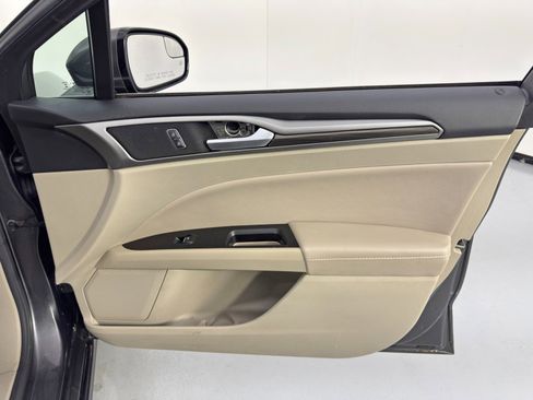 Used 2017 Ford Fusion SE w/ Fusion SE Technology Package image 37