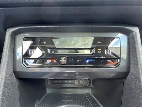 Certified 2022 Volkswagen Tiguan SE image 18