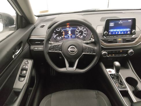 Used 2025 Nissan Altima 2.5 SV FWD image 22