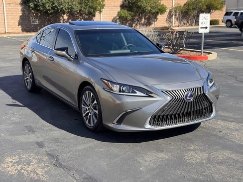 Used 2020 Lexus ES 300h w/ Premium Package image 8