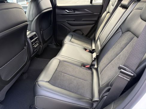 New 2025 Jeep Grand Cherokee Altitude AWD/4WD image 24
