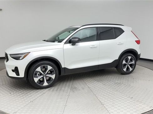 Certified 2025 Volvo XC40 B5 Plus image 6