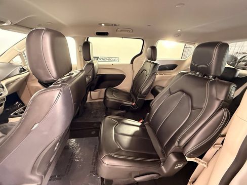 Used 2023 Chrysler Pacifica Touring-L FWD image 20