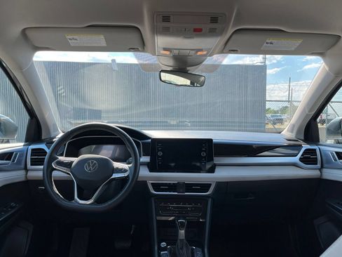 Used 2025 Volkswagen Taos SE FWD image 34
