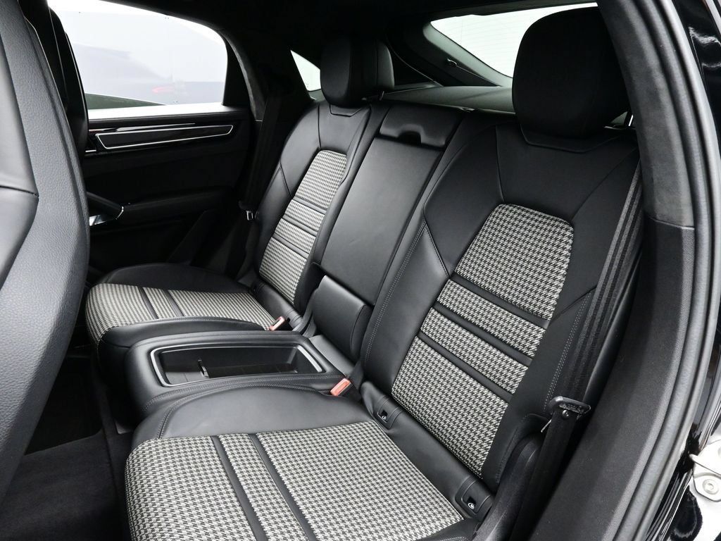Certified 2022 Porsche Cayenne Turbo AWD/4WD image 8