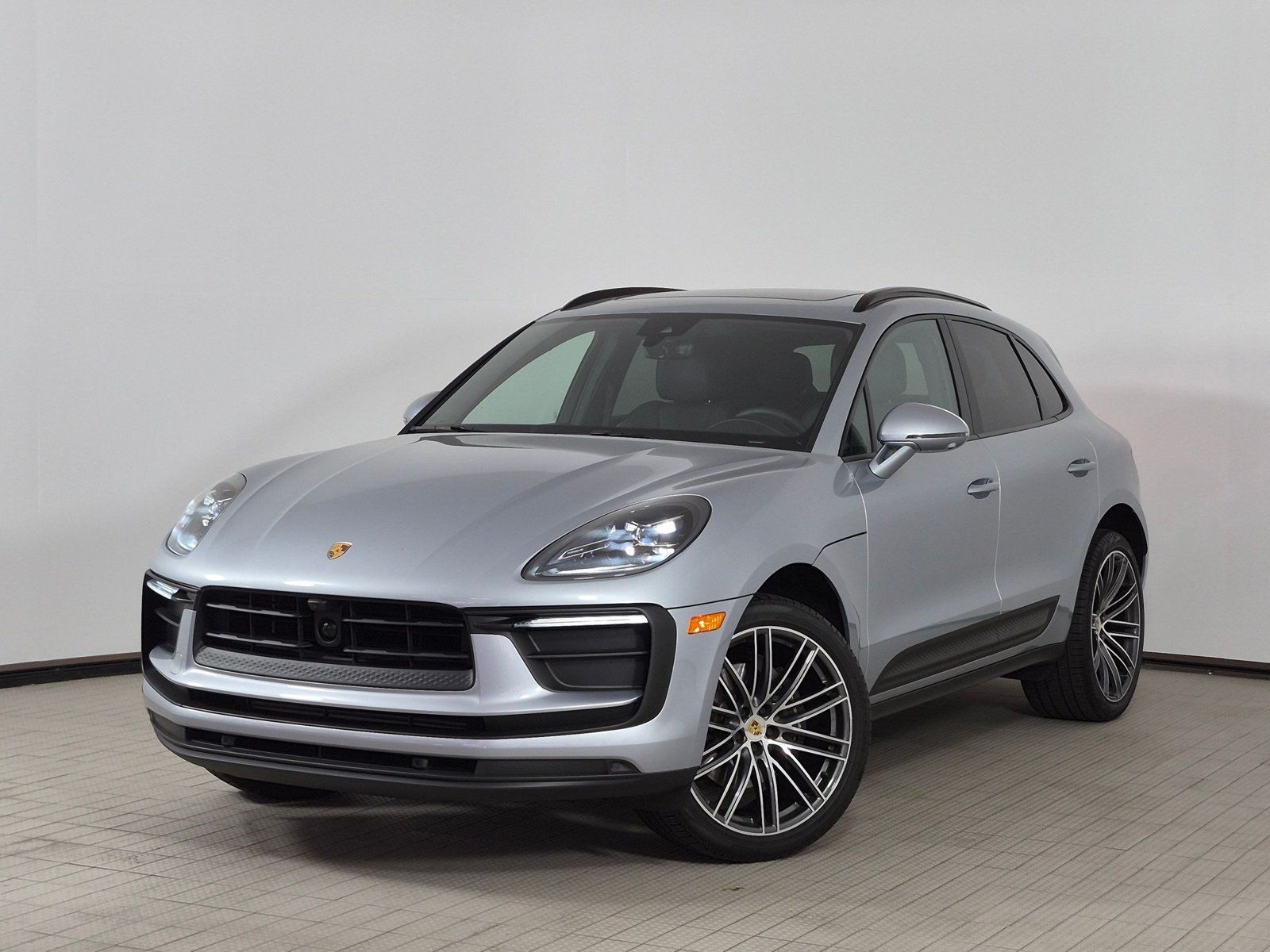Certified 2026 Porsche Macan AWD/4WD image 1