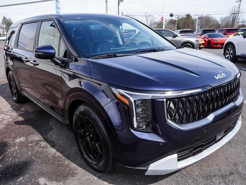 Used 2025 Kia Carnival image 3